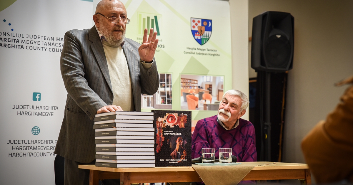 Napfaragók: hiánypótló képzőművészeti monográfia jelent meg