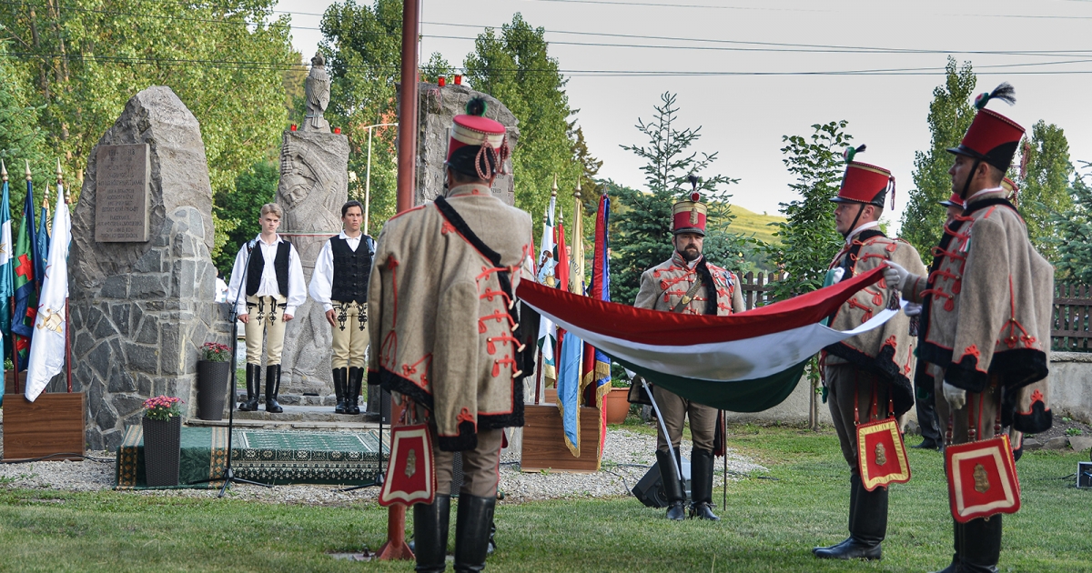 Pünkösdi zarándokok a csíksomlyói nyeregben: Egy a magyar