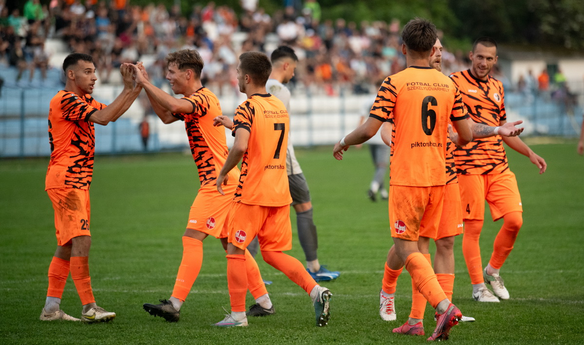 Gólöröm a sétatéri stadionban. Hozta a kötelezőt az SZFC