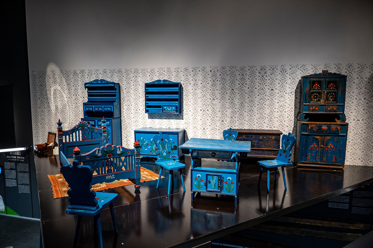 A festett kelengyebútor a Székelyek című kiállításon Budapesten. Csíki identitás