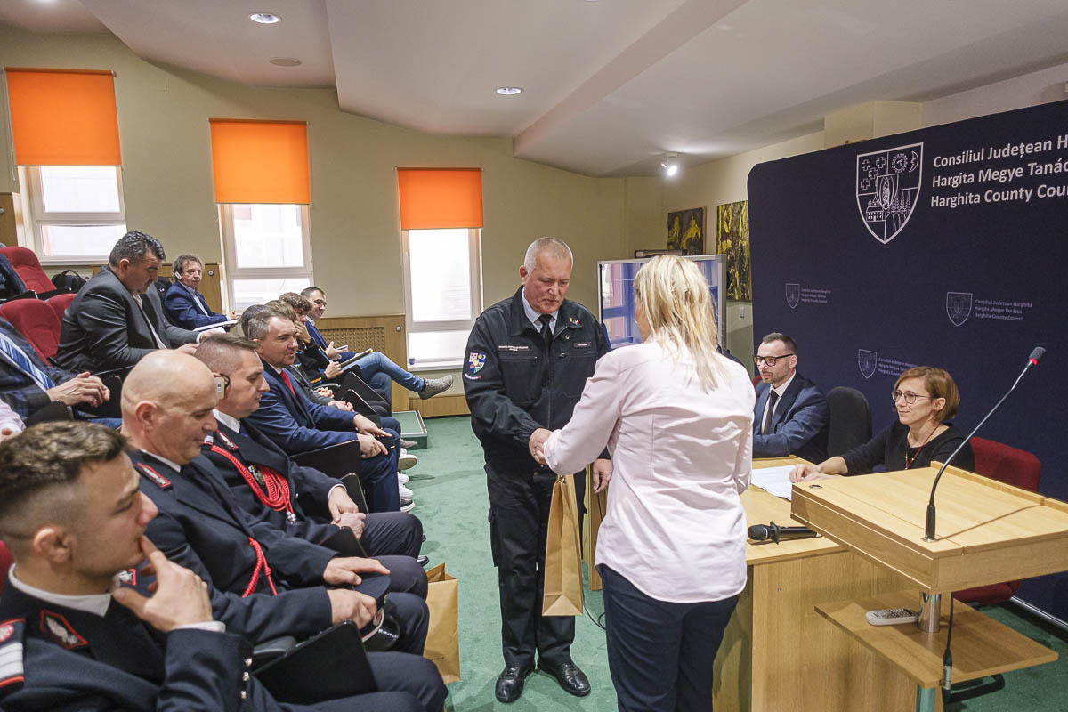 Tűzoltókat és világbajnok sportolókat díjaztak Hargita Megye Tanácsa évzáró ülésén Tűzoltókat és világbajnok sportolókat díjaztak Hargita Megye Tanácsa évzáró ülésén