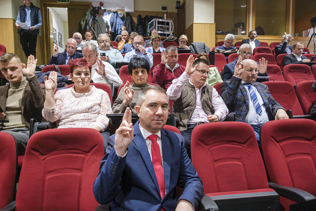 Tűzoltókat és világbajnok sportolókat díjaztak Hargita Megye Tanácsa évzáró ülésén Tűzoltókat és világbajnok sportolókat díjaztak Hargita Megye Tanácsa évzáró ülésén