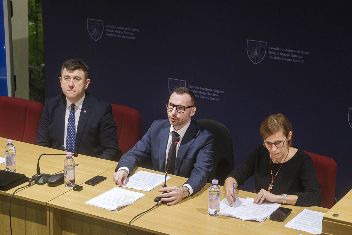 Tűzoltókat és világbajnok sportolókat díjaztak Hargita Megye Tanácsa évzáró ülésén Tűzoltókat és világbajnok sportolókat díjaztak Hargita Megye Tanácsa évzáró ülésén