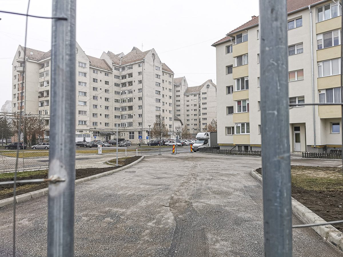 Épül az új gépkocsikijárat az Erőss Zsolt Aréna parkolójánál