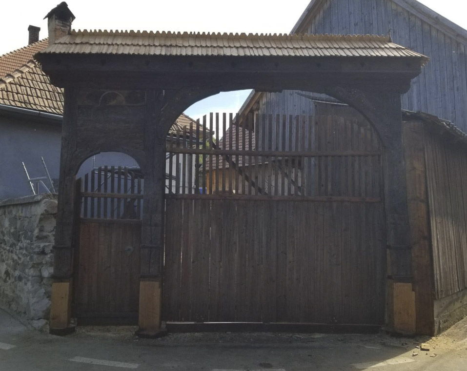 Székelykapuk újultak meg Máréfalván