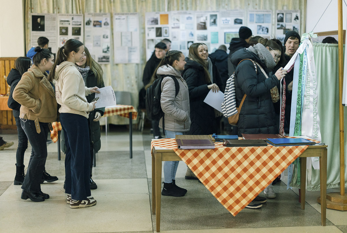 Diákok „őrzik” az üresen álló iskolát