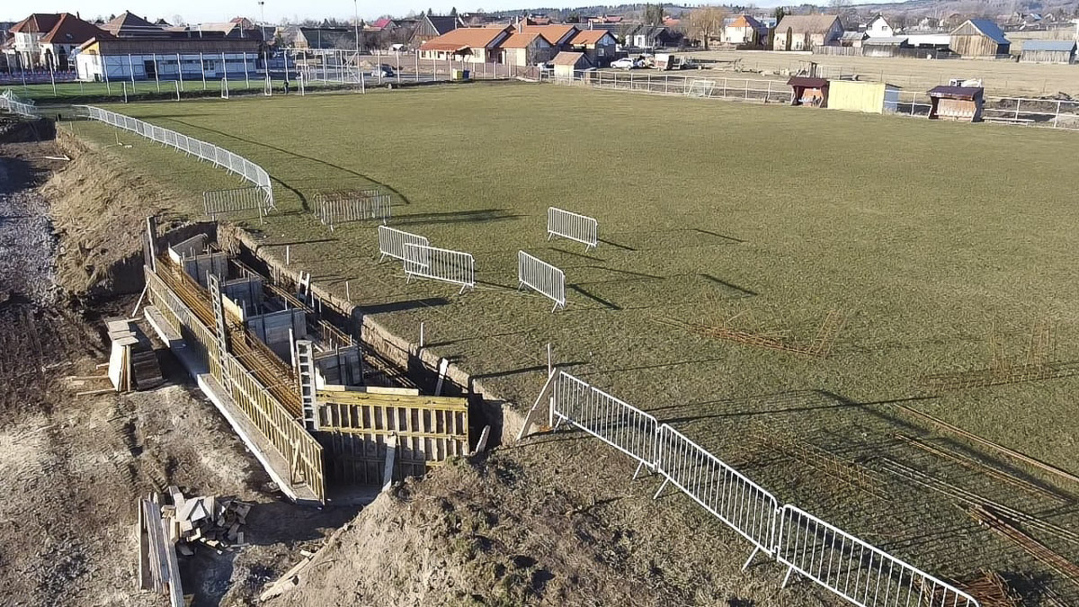 Önerőből épít lelátót Szentegyháza