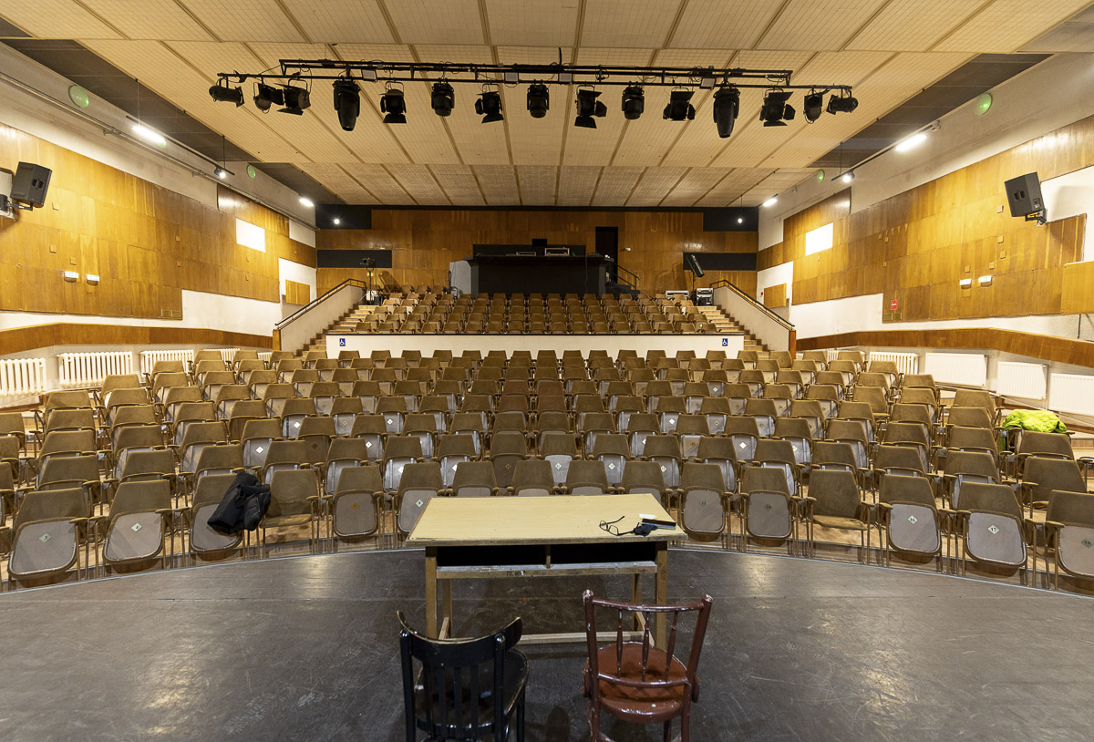 Négy és fél intézmény egy színpadra