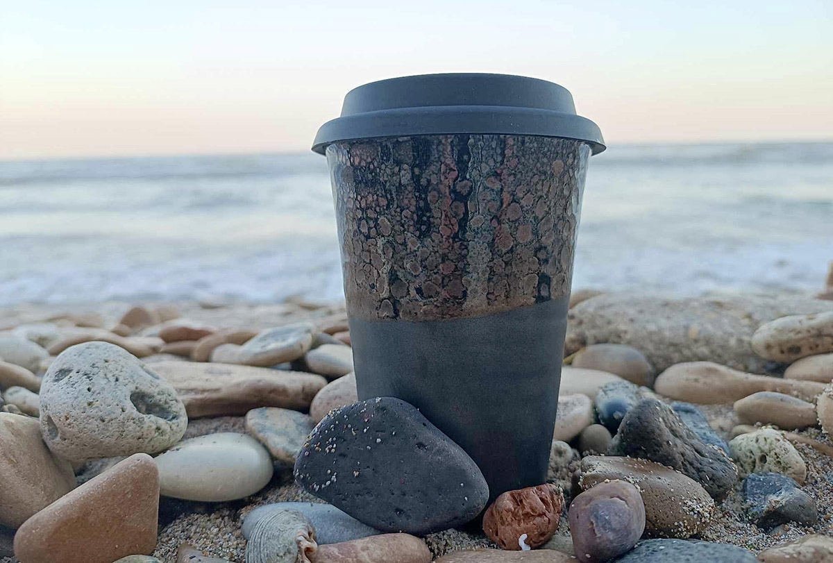 „Kapcsolat ember és tárgy, ember és természet, ember és ember között”