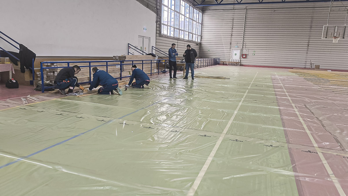 Parkettával borítják a játékfelületet Parkettával borítják a játékfelületet