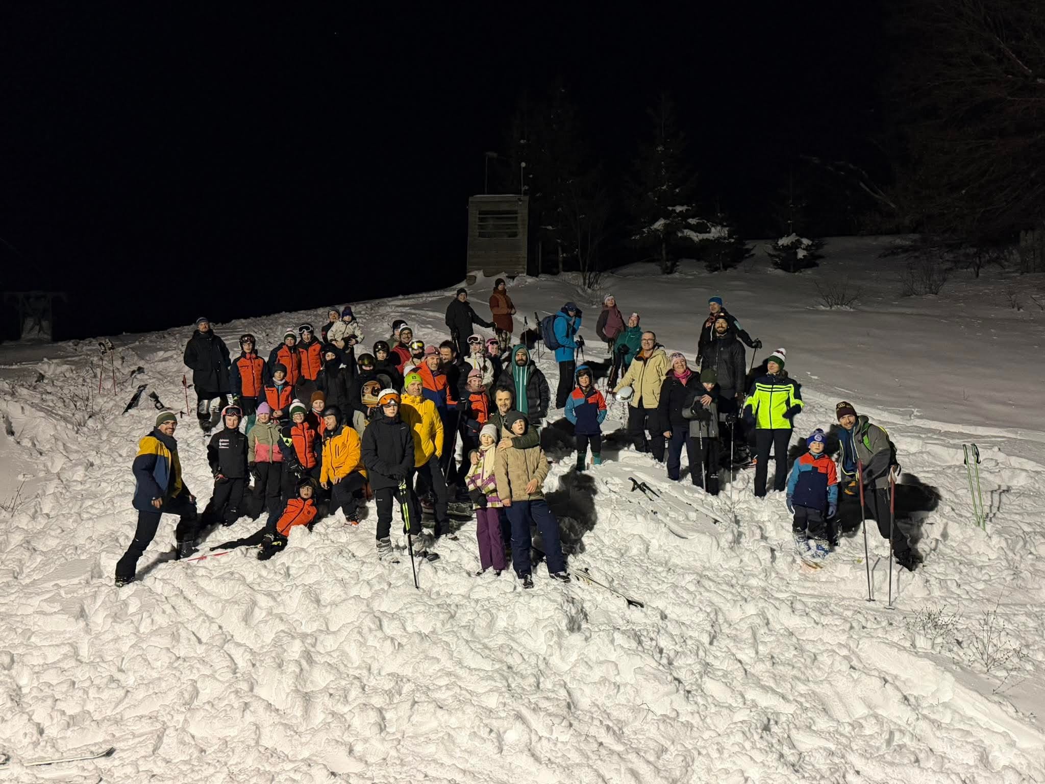 Közös csúszás a Kissomlyón a sípályáért