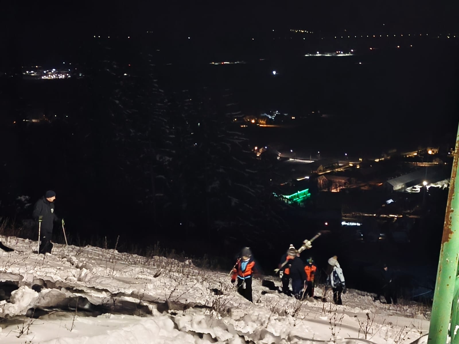 Közös csúszás a Kissomlyón a sípályáért