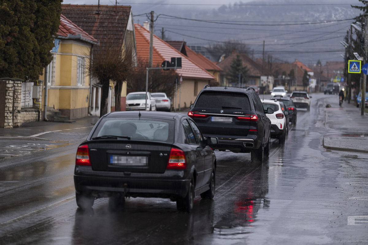 „Lenyelik” vagy kijavíttatják a nyomvályúkat?