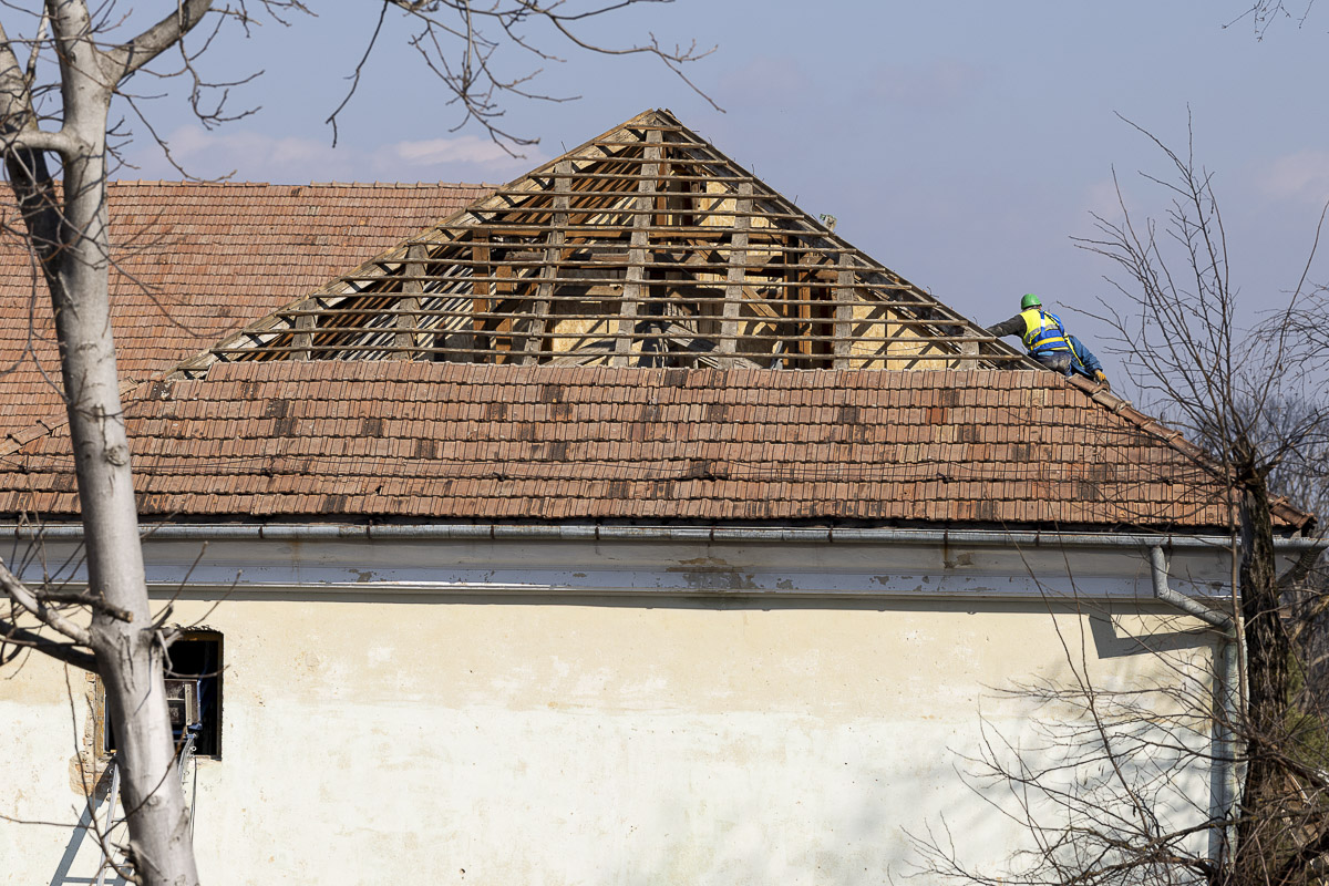 Bontják a károsodott épületrészt