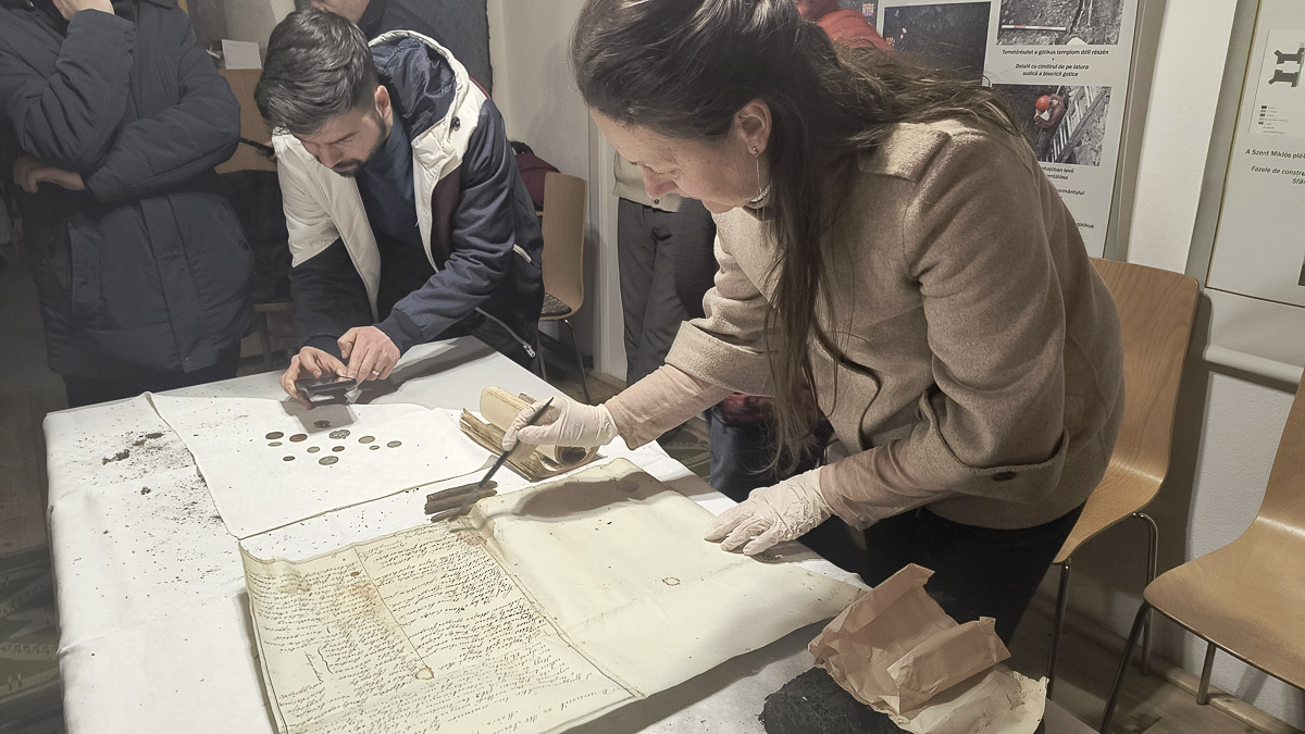 Szivar, kalendárium és értékes pénzérmék