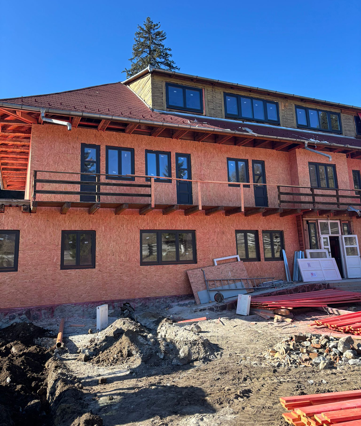 Jó ütemben halad a hatos villa felújítása Homoródfürdőn