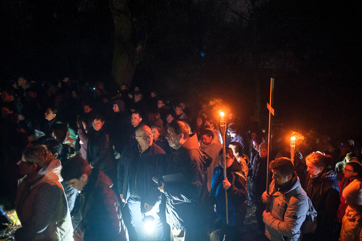 Százak jártak hajnali keresztutat Csíksomlyón