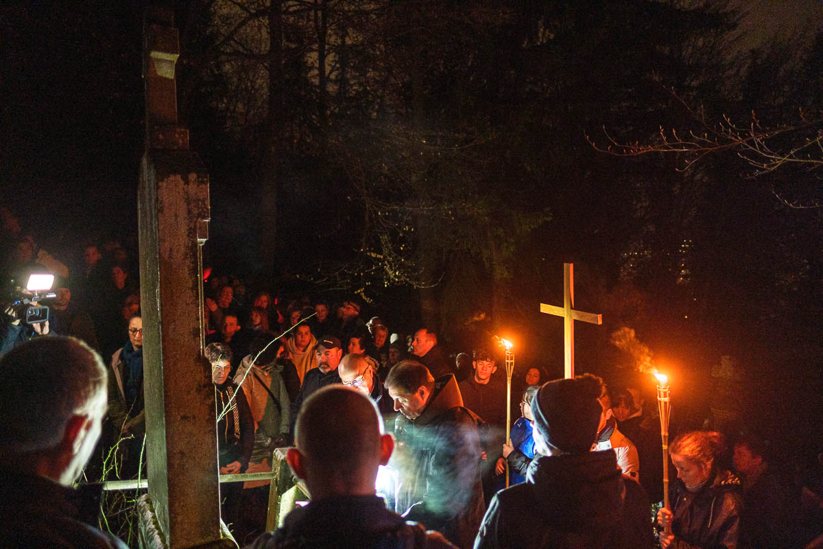 Százak jártak hajnali keresztutat Csíksomlyón