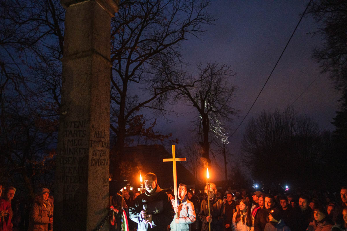 Százak jártak hajnali keresztutat Csíksomlyón