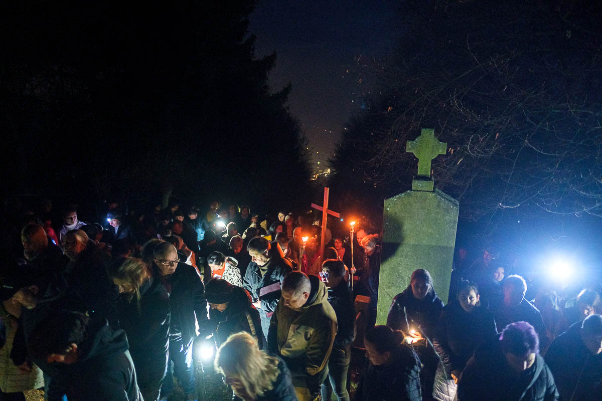 Százak jártak hajnali keresztutat Csíksomlyón