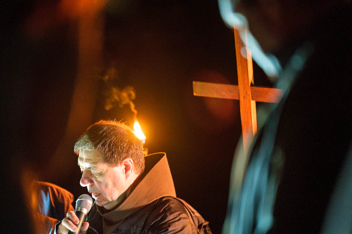 Százak jártak hajnali keresztutat Csíksomlyón