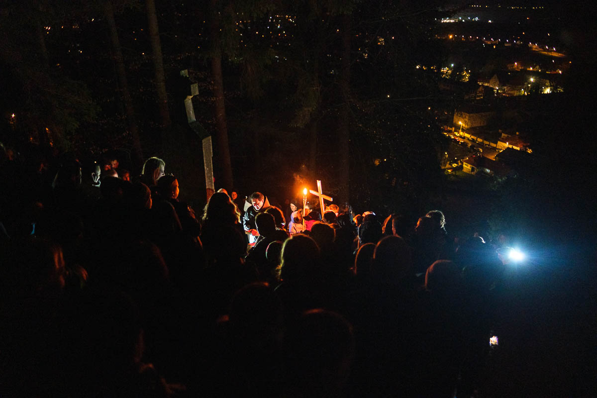 Százak jártak hajnali keresztutat Csíksomlyón