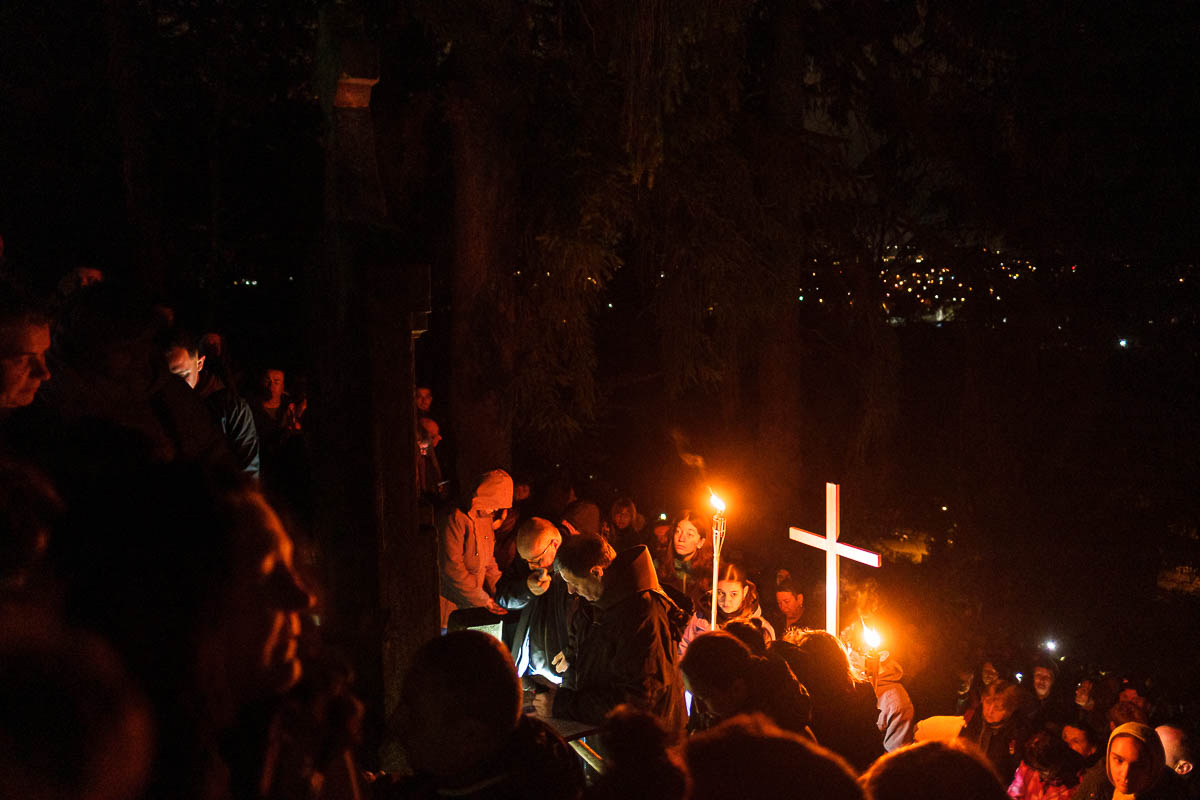 Százak jártak hajnali keresztutat Csíksomlyón