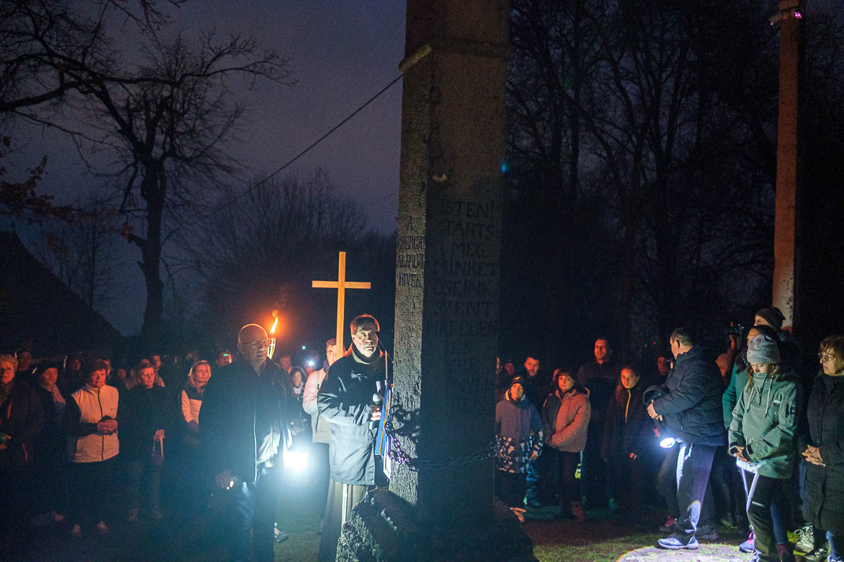 Százak jártak hajnali keresztutat Csíksomlyón
