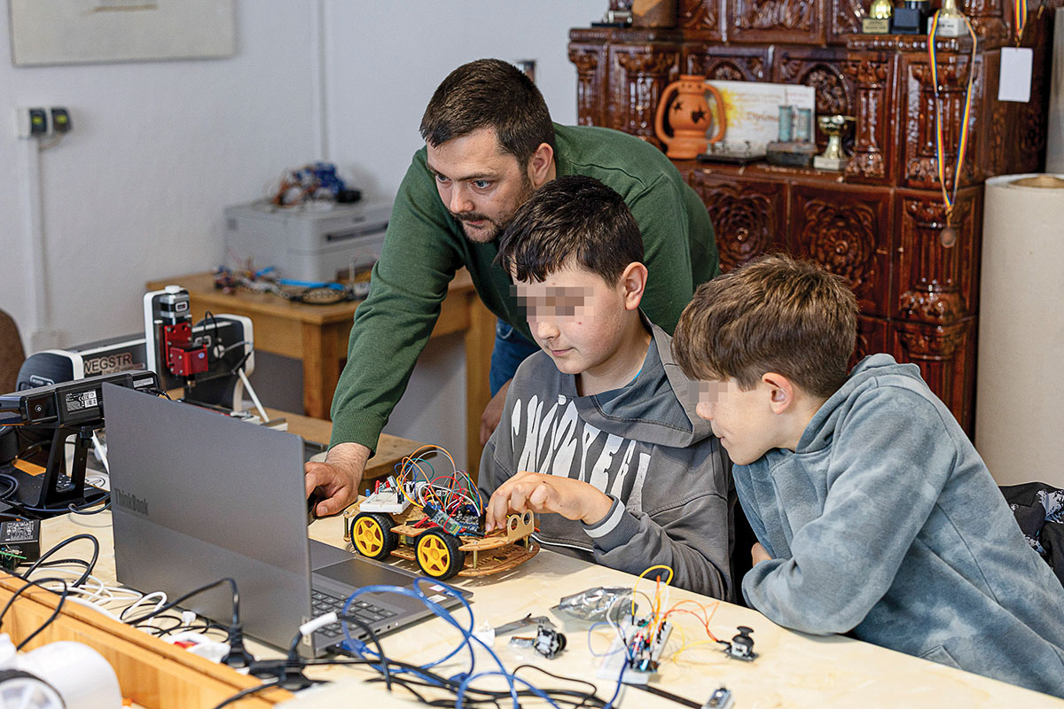 Kivárnak a Gyermekek Házánál