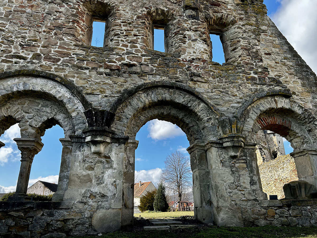 Mit hoztak ide a szerzetesek?