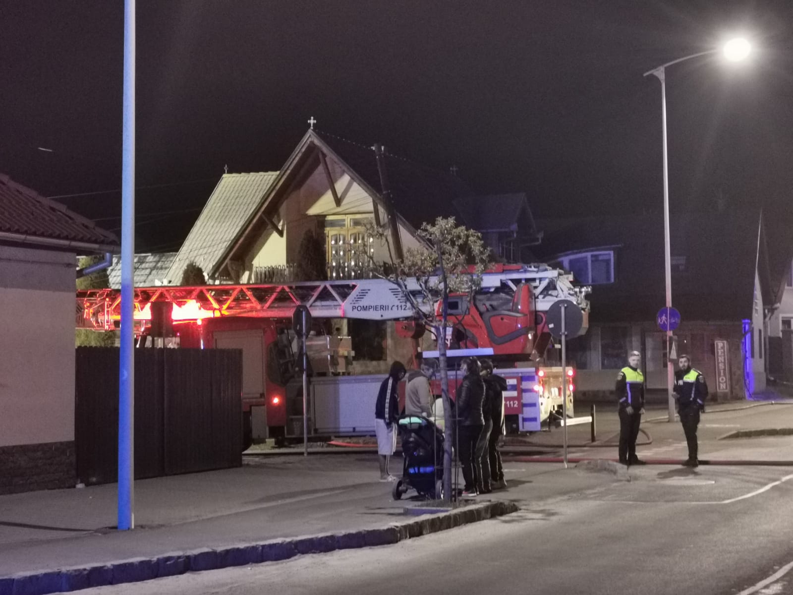 Kigyulladt egy épület teteje Taplocán, mindkét irányban lezárták a forgalmat