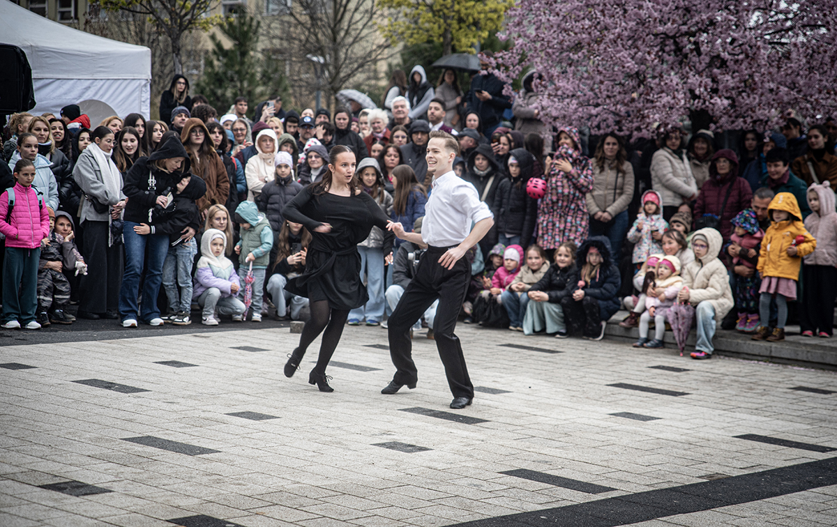 Az eső sem tudta megállítani a táncot