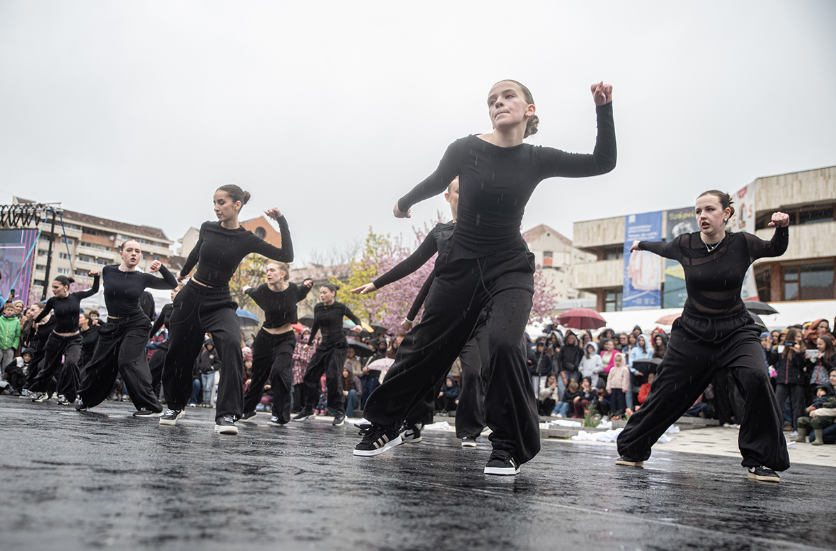 Az eső sem tudta megállítani a táncot