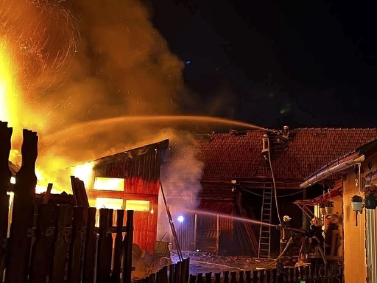 Öt épület égett, ötven tűzoltó oltotta