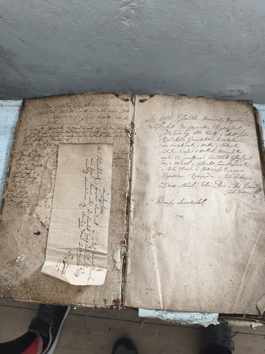 Több száz éves iratokra bukkantak a recsenyédi templomban