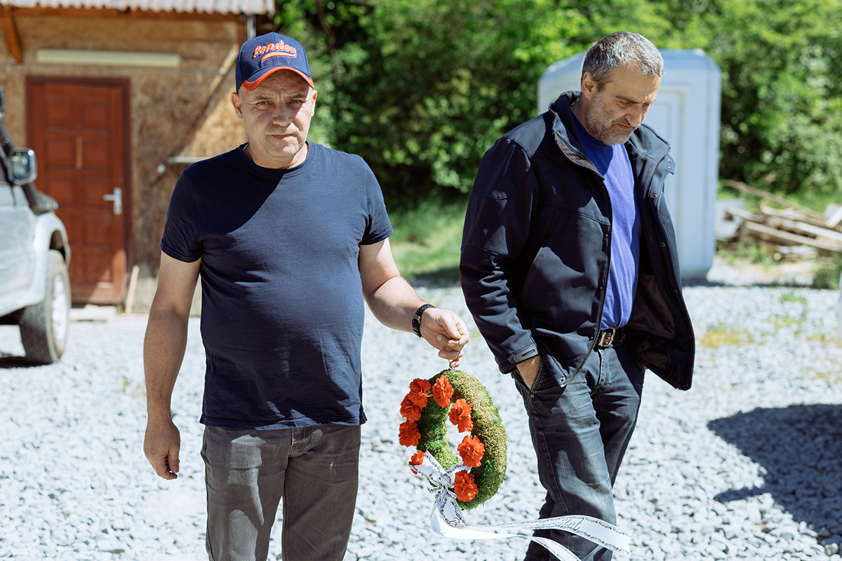 Bányászhimnusszal és harangszóval emlékeztek a bányászok a parajdi sóbányára – képriport