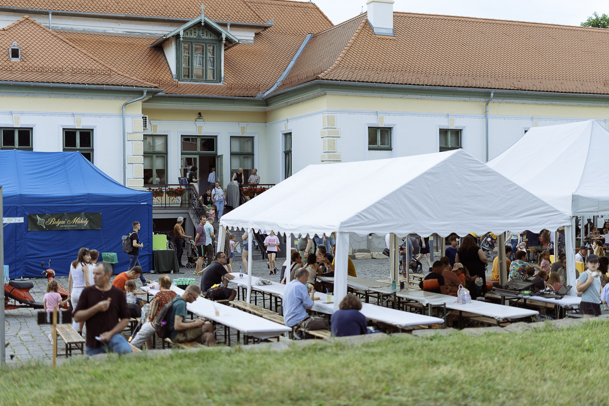Kulisszatitkok és fesztiválhangulat