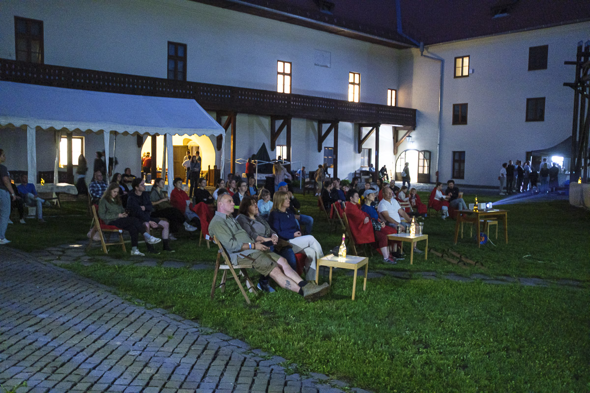 Kulisszatitkok és fesztiválhangulat