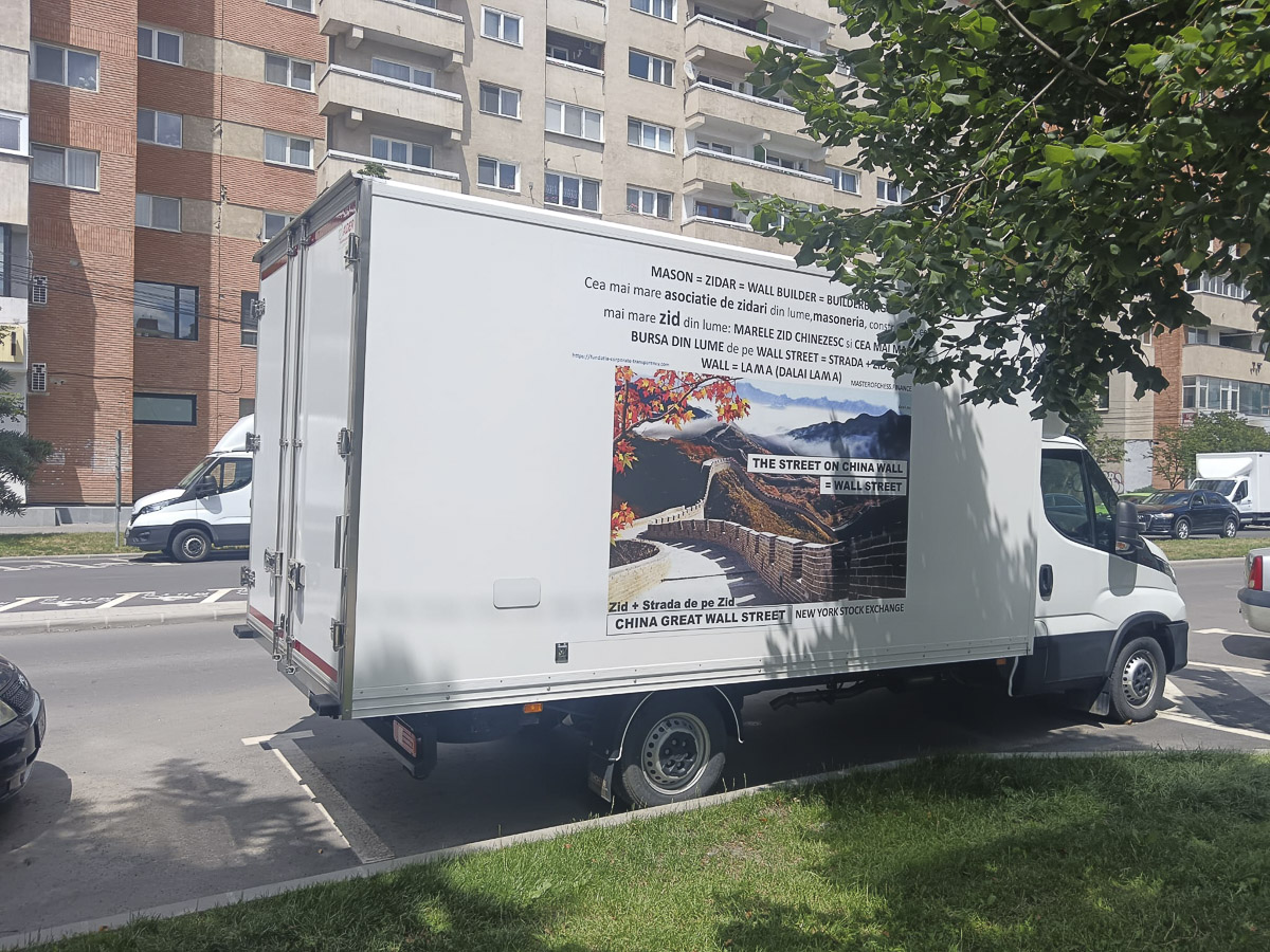 Összeesküvés-elméleteket terjesztő autók Csíkszeredában Összeesküvés-elméleteket terjesztő autók Csíkszeredában