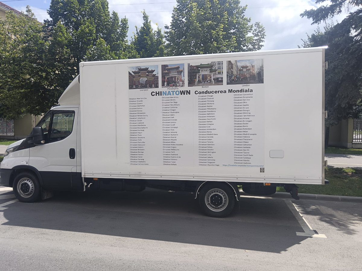 Összeesküvés-elméleteket terjesztő autók Csíkszeredában Összeesküvés-elméleteket terjesztő autók Csíkszeredában