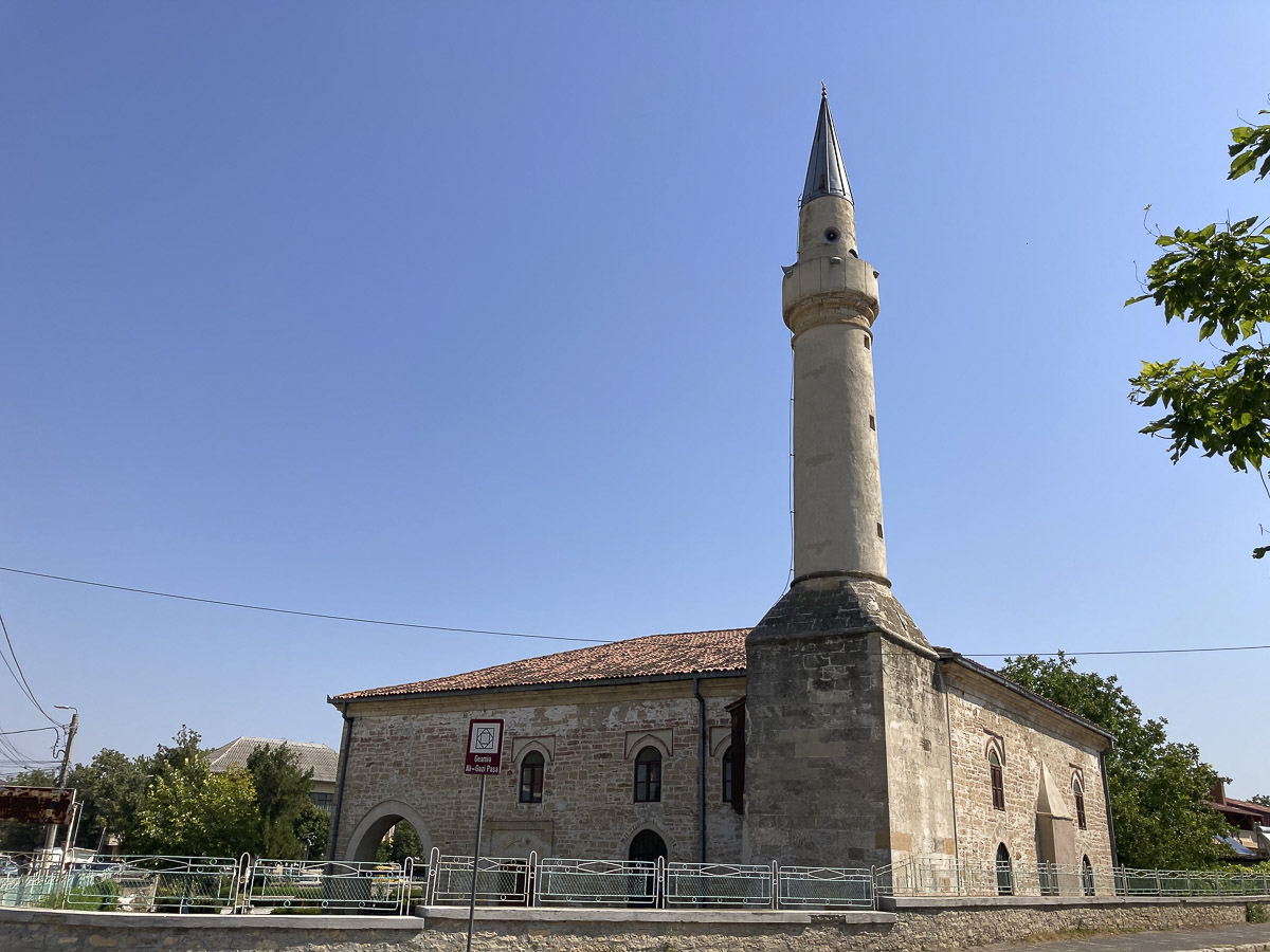 Ősi hegyek, ősi várak, a vén Duna és a tenger…