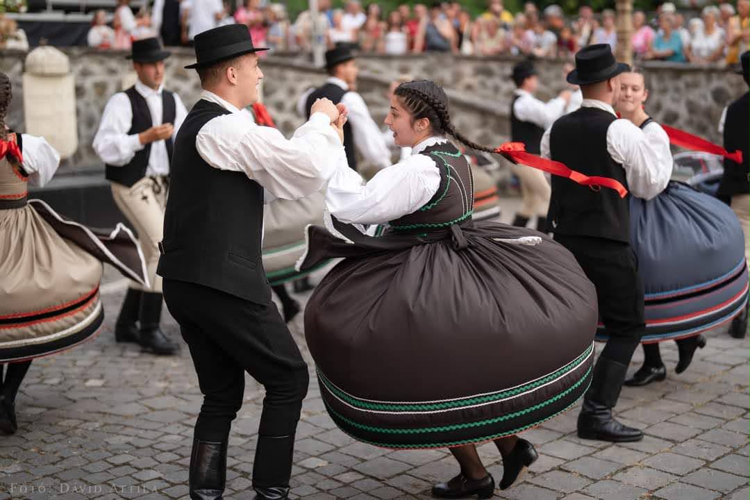 Egymással, ne egymás mellett táncoljunk Egymással, ne egymás mellett táncoljunk