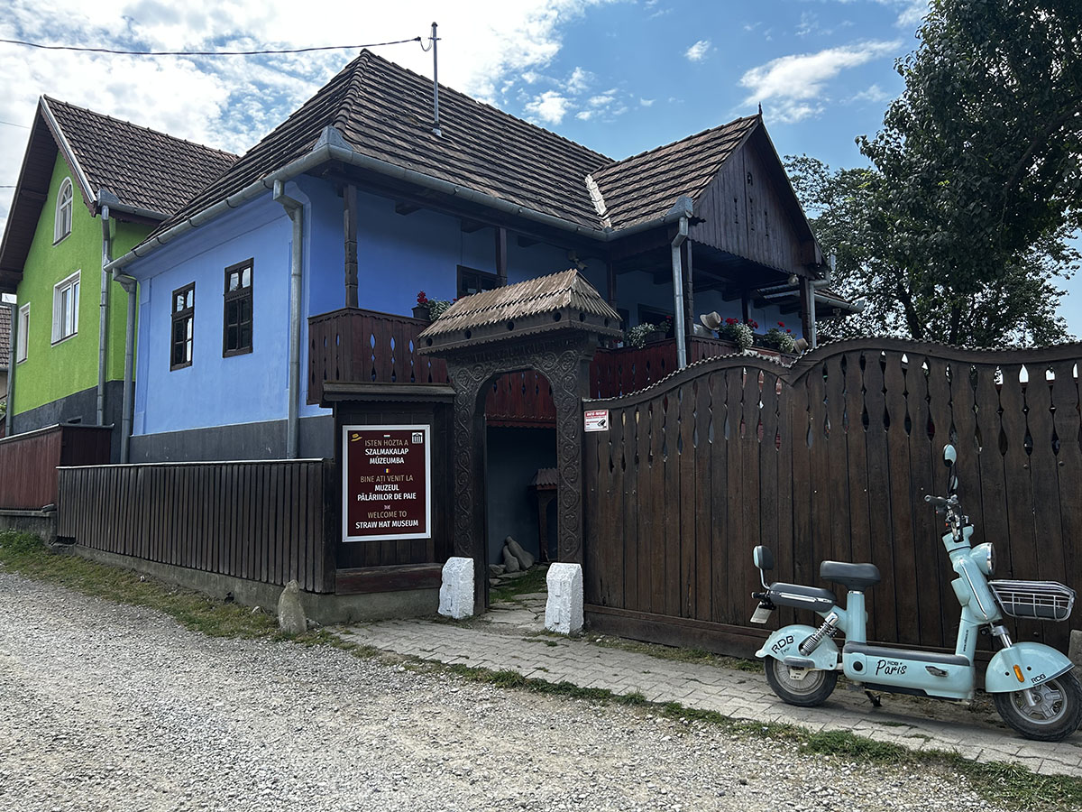 Kőrispatak, szalmakalap