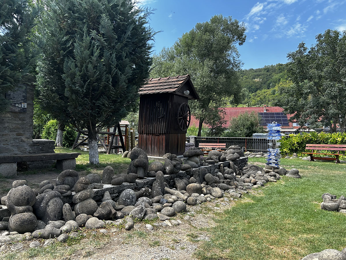 Kőrispatak, szalmakalap