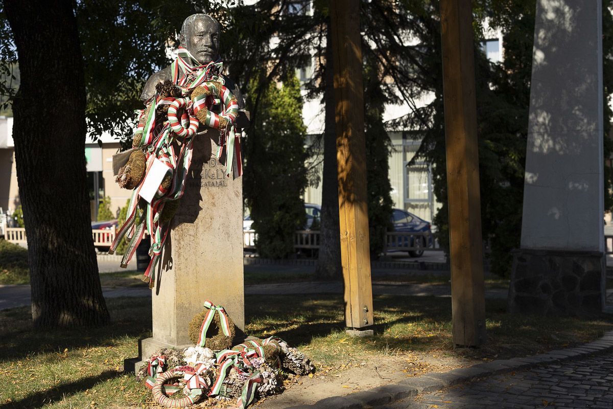 El kell távolítani az udvarhelyi „Wass Albert-szobrot”