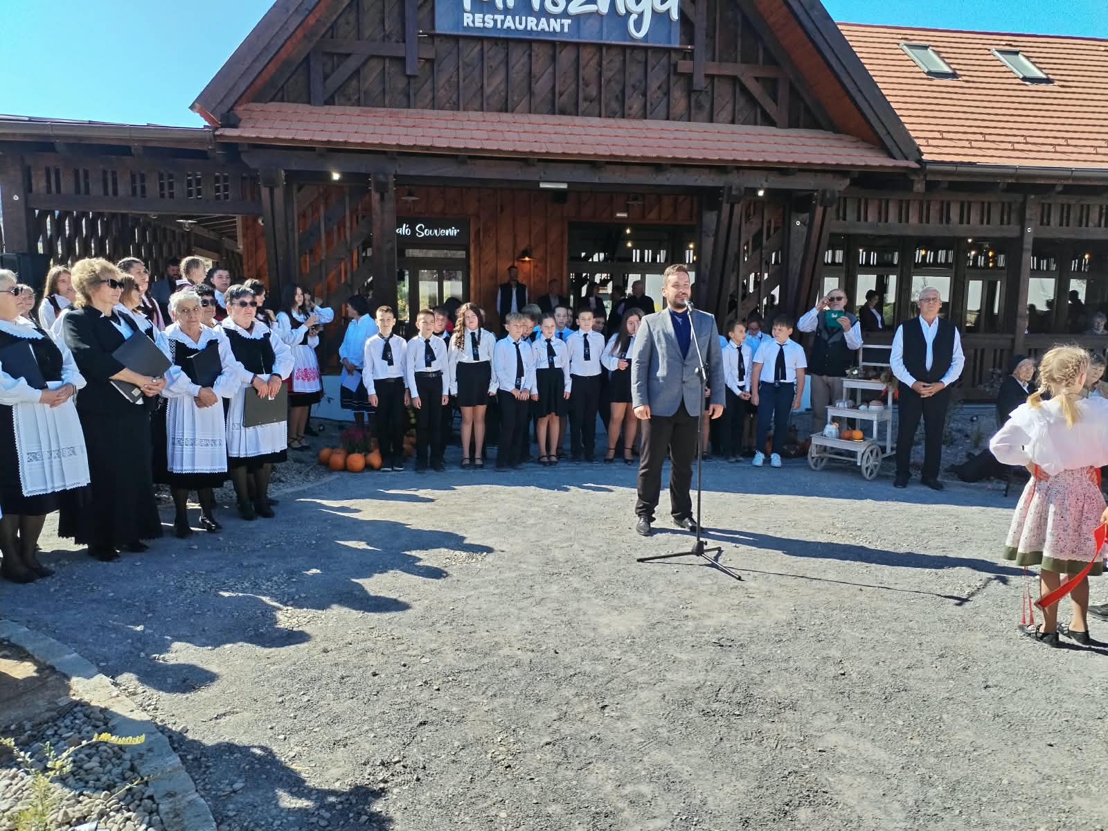 Megnyílt az erdélyi írók és költők parkja Nagygalambfalván