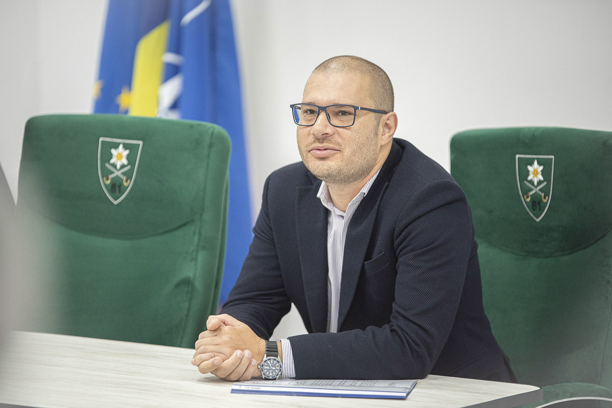Milliós bírságok és drasztikus létszámhiány