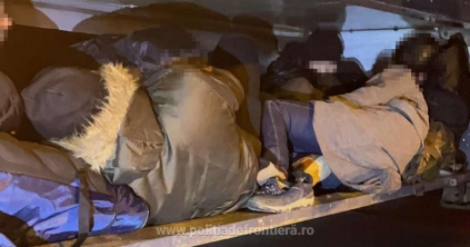 Nyerges vontató utánfutója alatt próbált Magyarországra jutni tizenöt személy