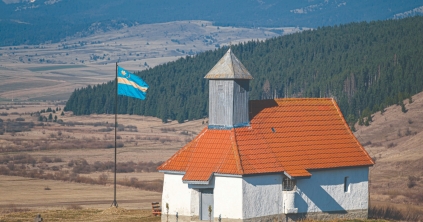 Hisztérikusan, agresszíven támadta a székely zászlót Șoșoacă, Tánczos Barna megvédte