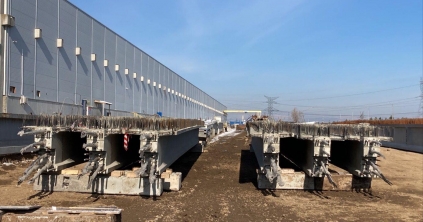 Tíz darab, 23,5 méter hosszú, egyenként 24 tonnás betongerenda érkezik Ploiești-ről Csíkszeredába